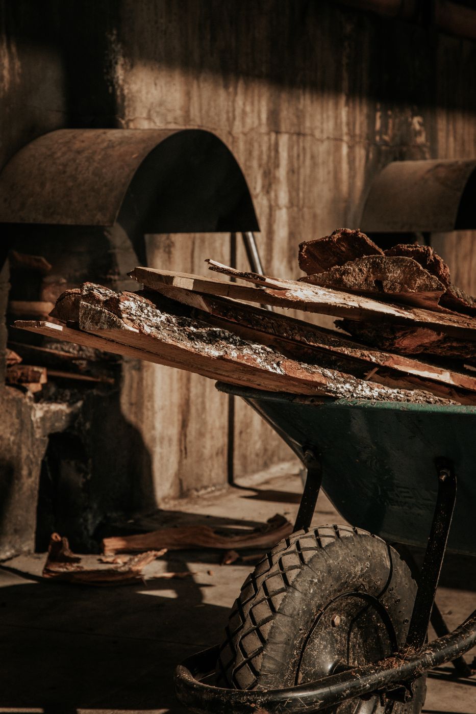 Leña apilada para alimentar el horno