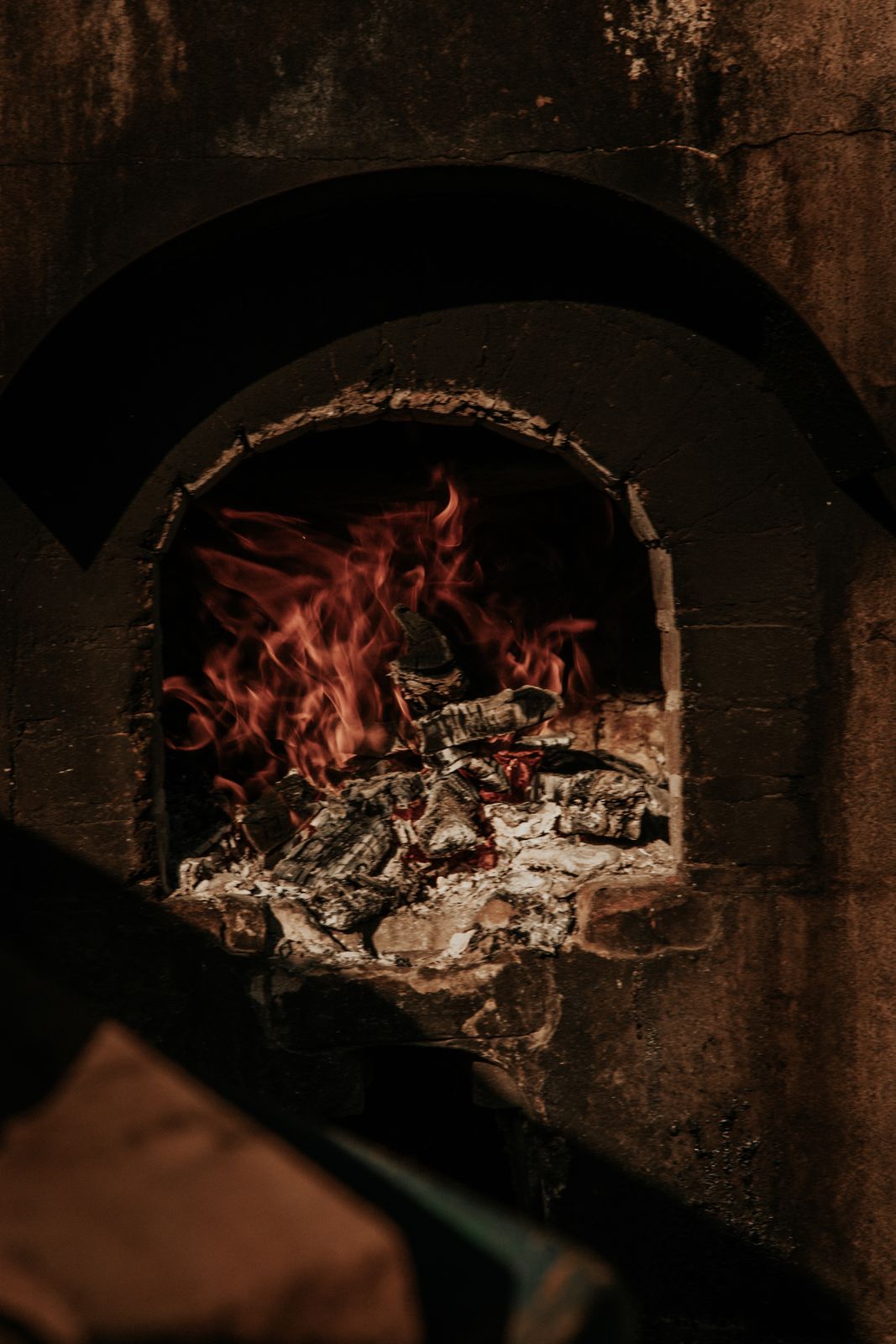 Cocción tradicional del agave en horno de piedra a fuego de leña